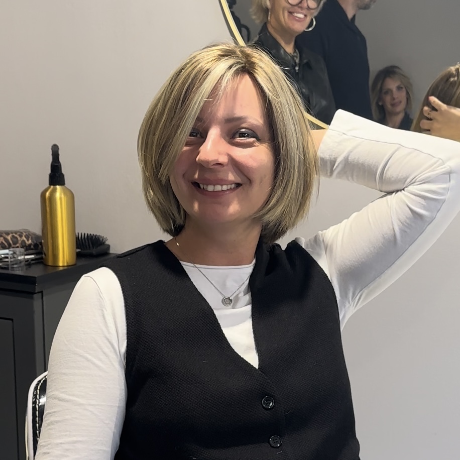 Nachher – Frau mit CNC Haarsystem